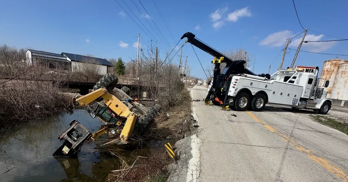 The back of a tow truck with the words brad 's towing on it.