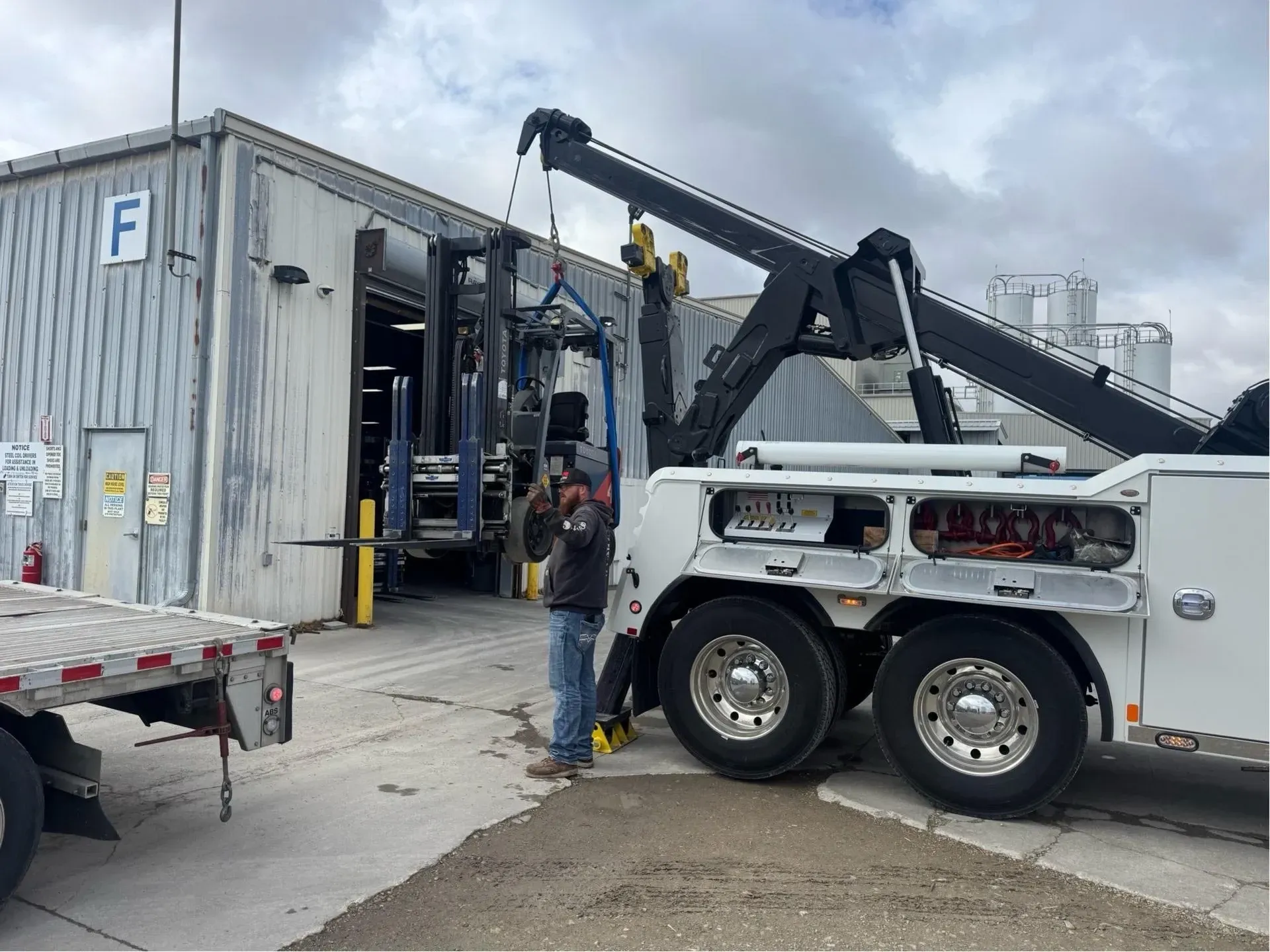 The back of a tow truck with the words brad 's towing on it.
