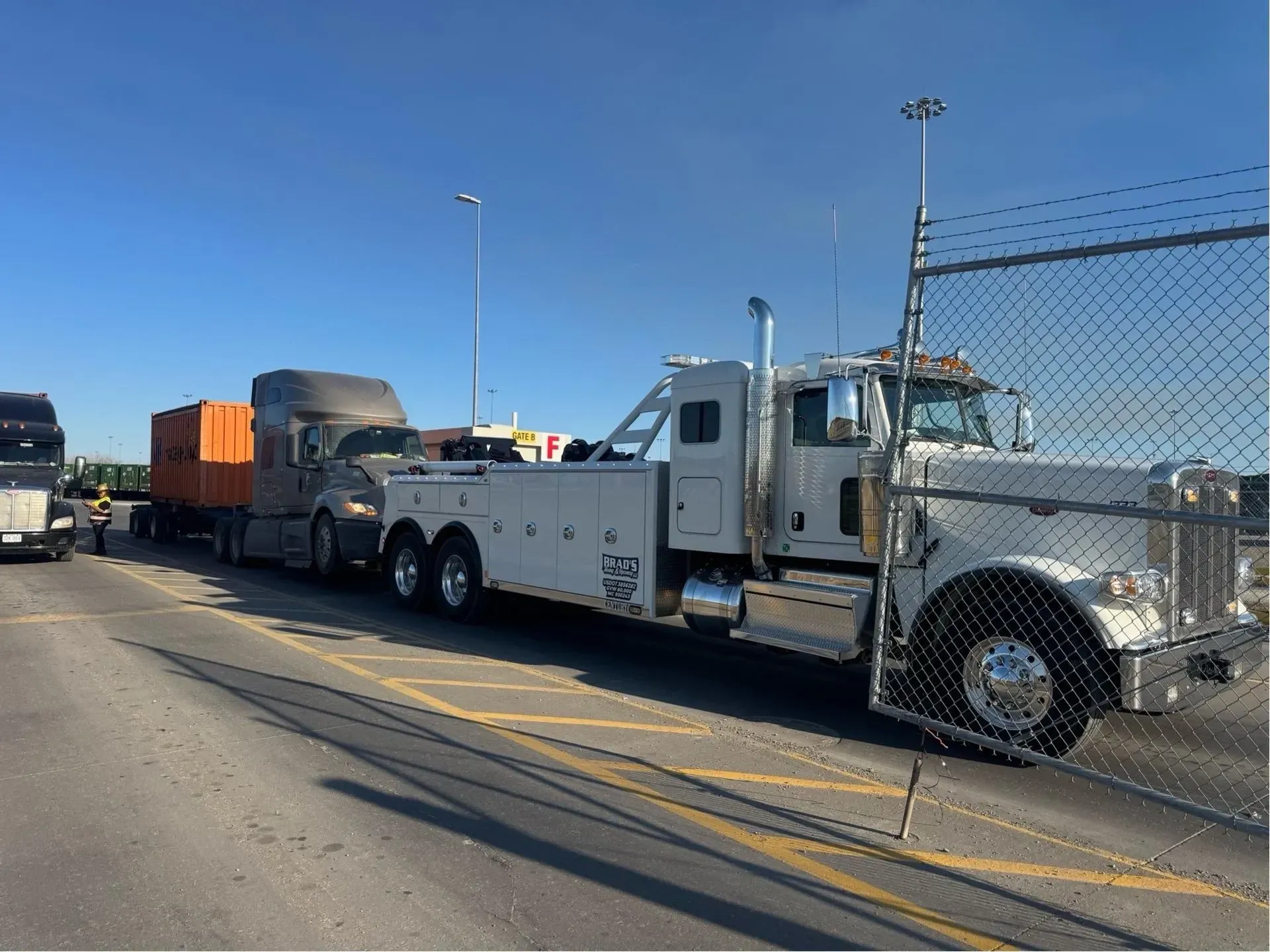 The back of a tow truck with the words brad 's towing on it.