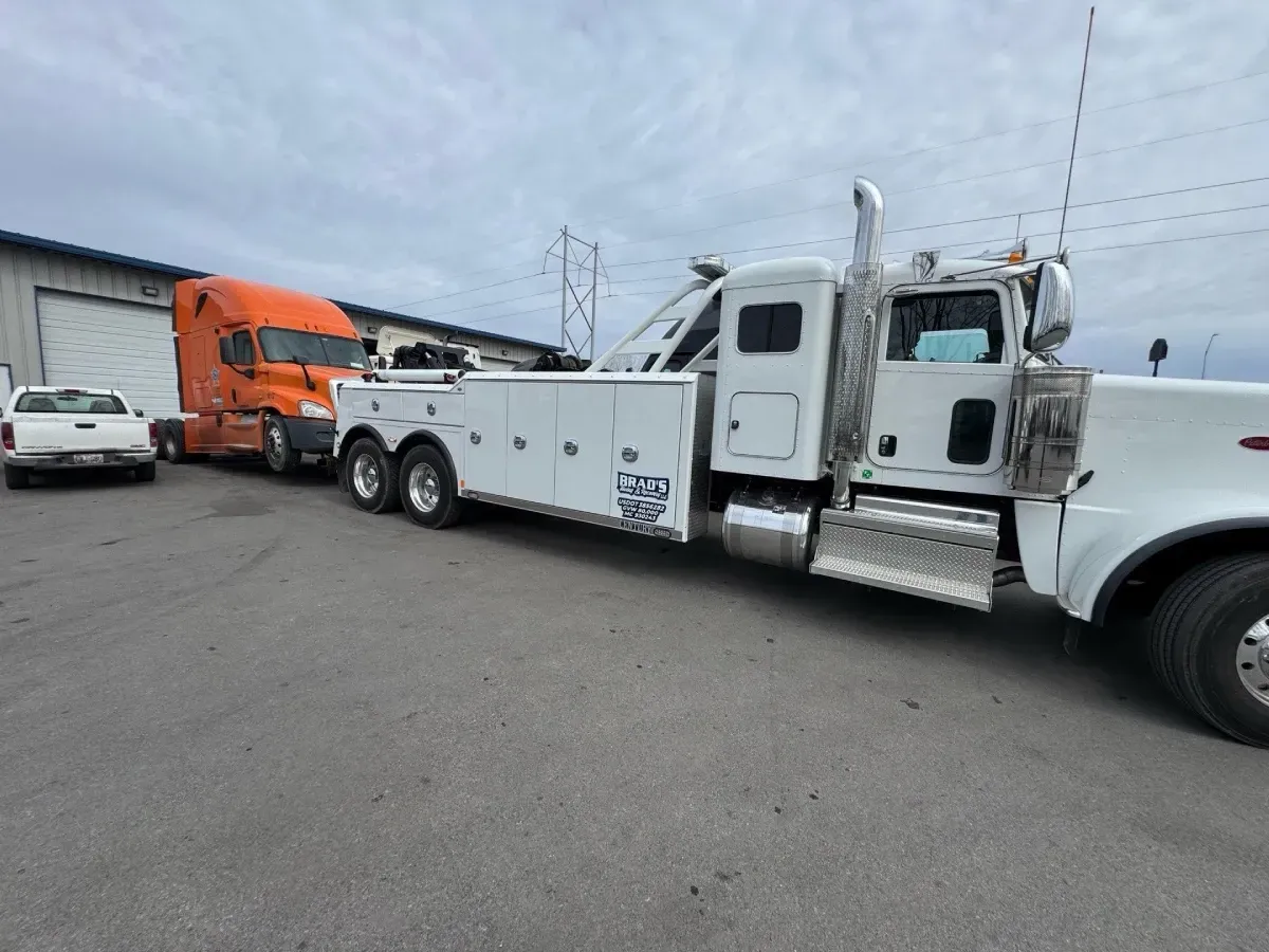 The back of a tow truck with the words brad 's towing on it.