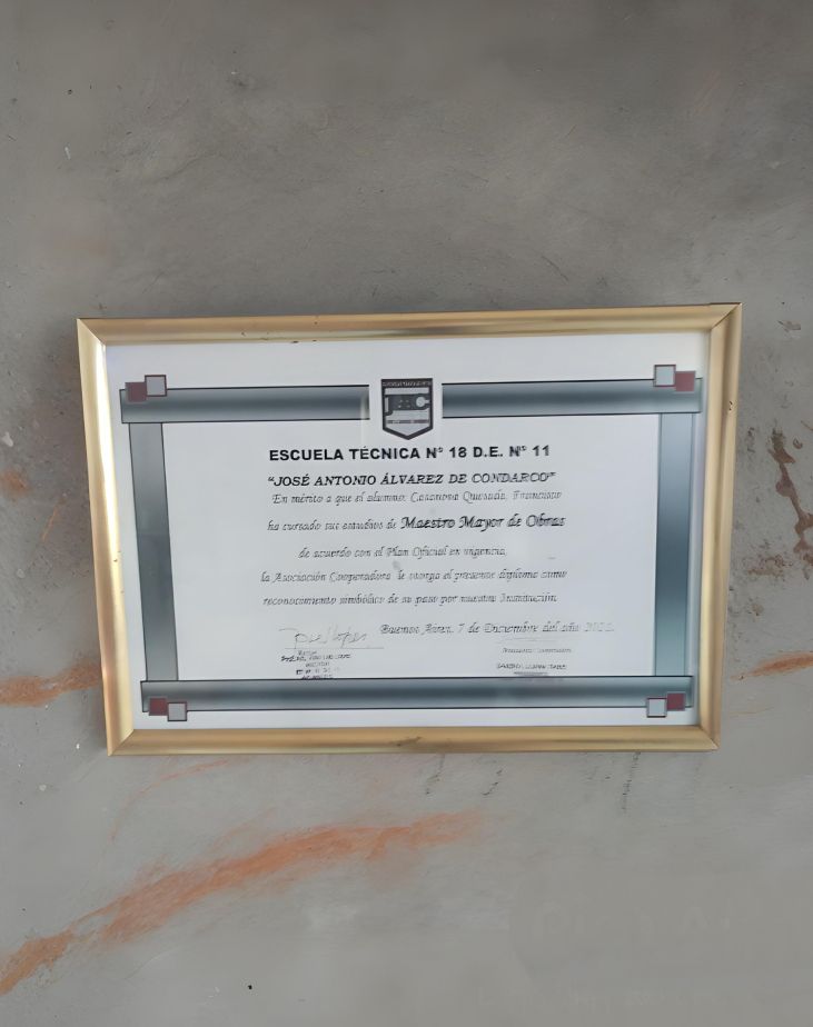 Un certificado enmarcado que dice escuela.