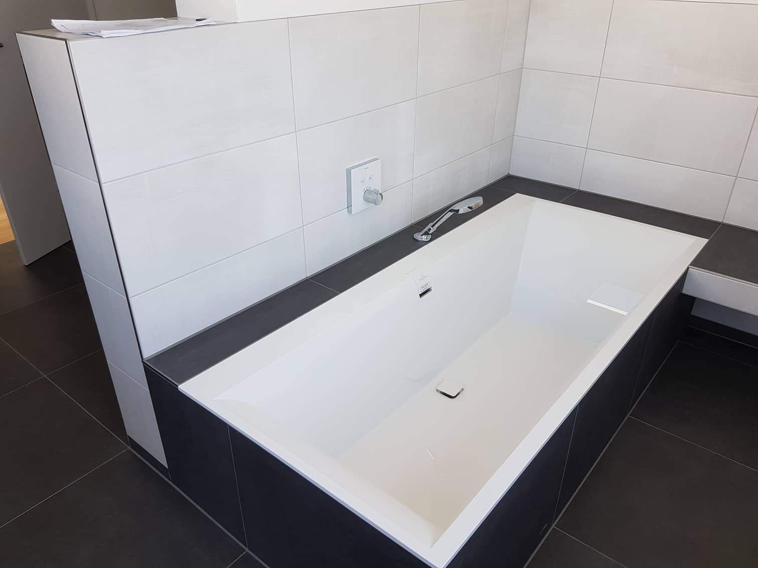 Badewanne mit Sitzbank – Badsanierung Nieder-Olm