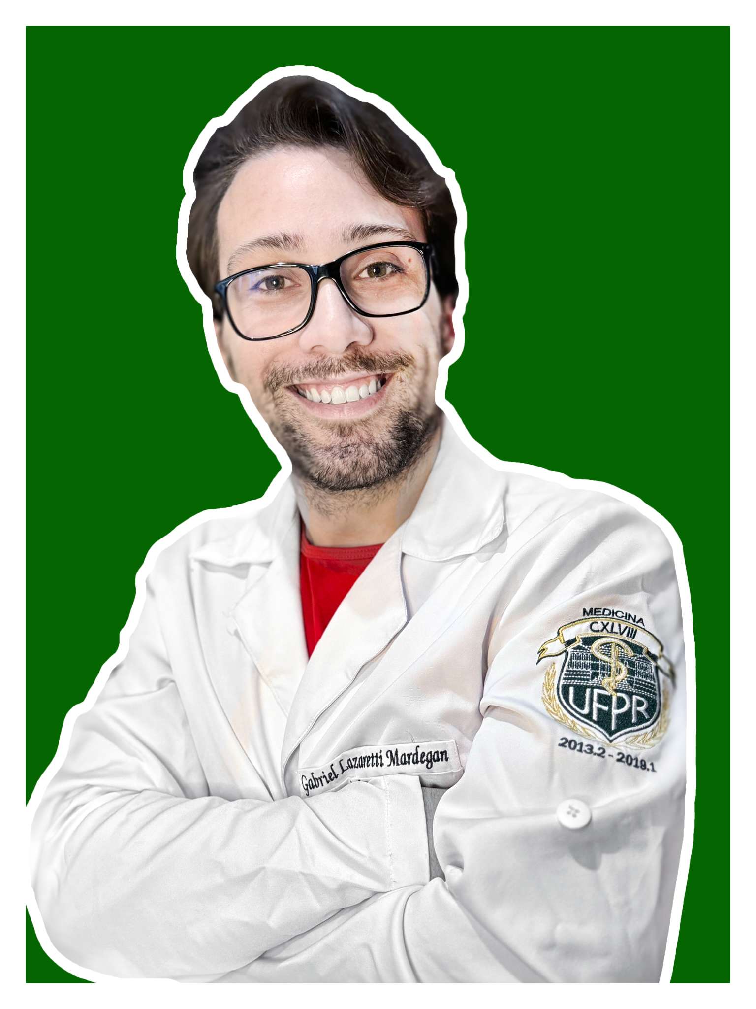 Dr. Gabrie de jaleco e óculos, está sorrindo com os braços cruzados.
