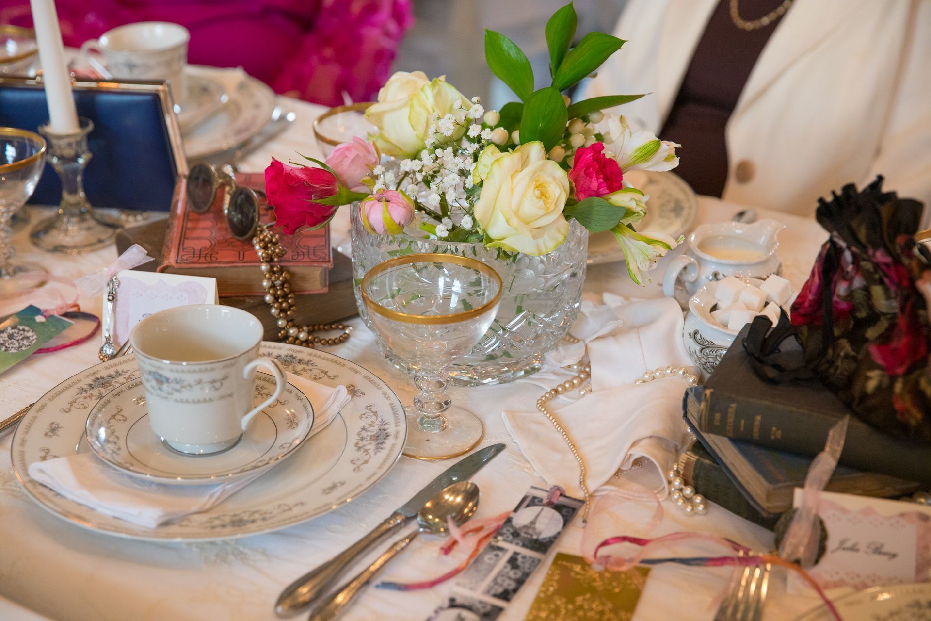 Nostalgic Tablescapes: Decorating with Vintage 
