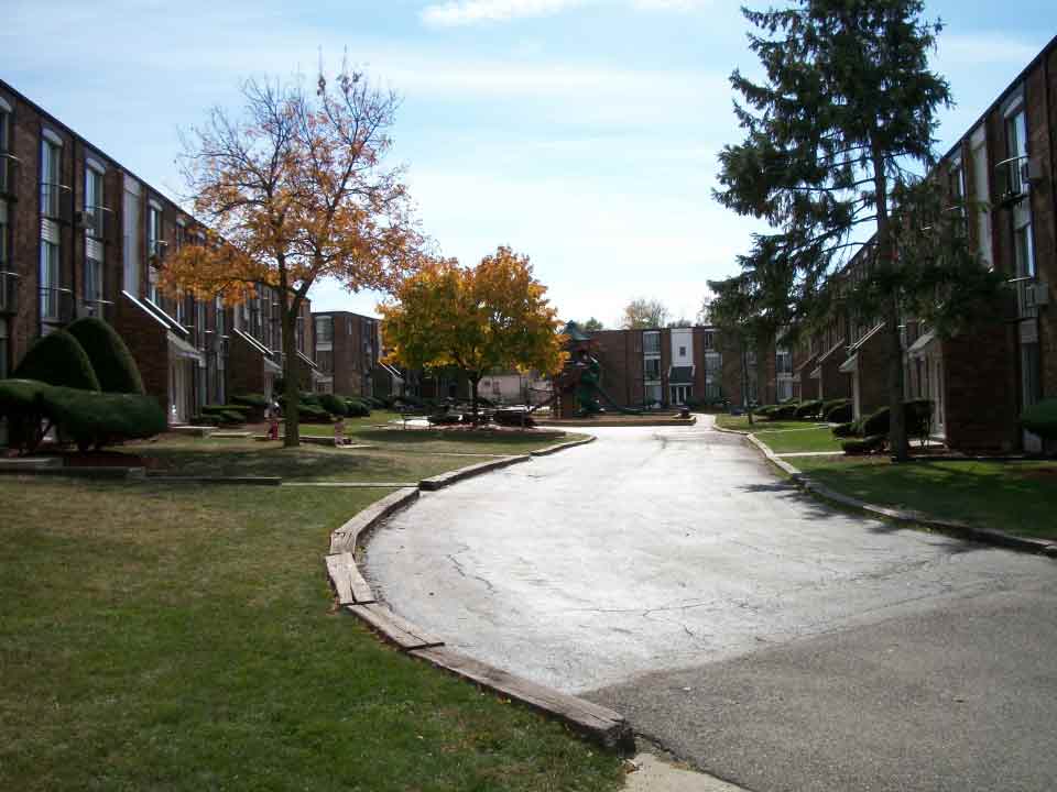 Apartments Drive Way - Affordable Rental Apartments in Elgin, IL