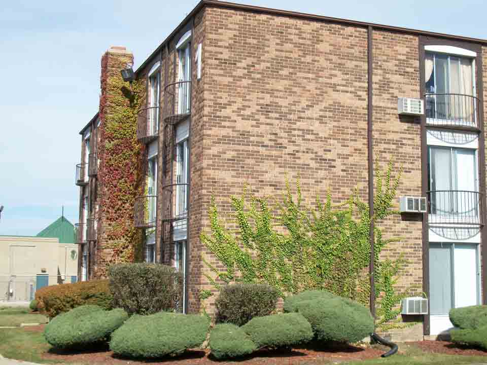 Apartment made of Bricks - Affordable Rental Apartments in Elgin, IL