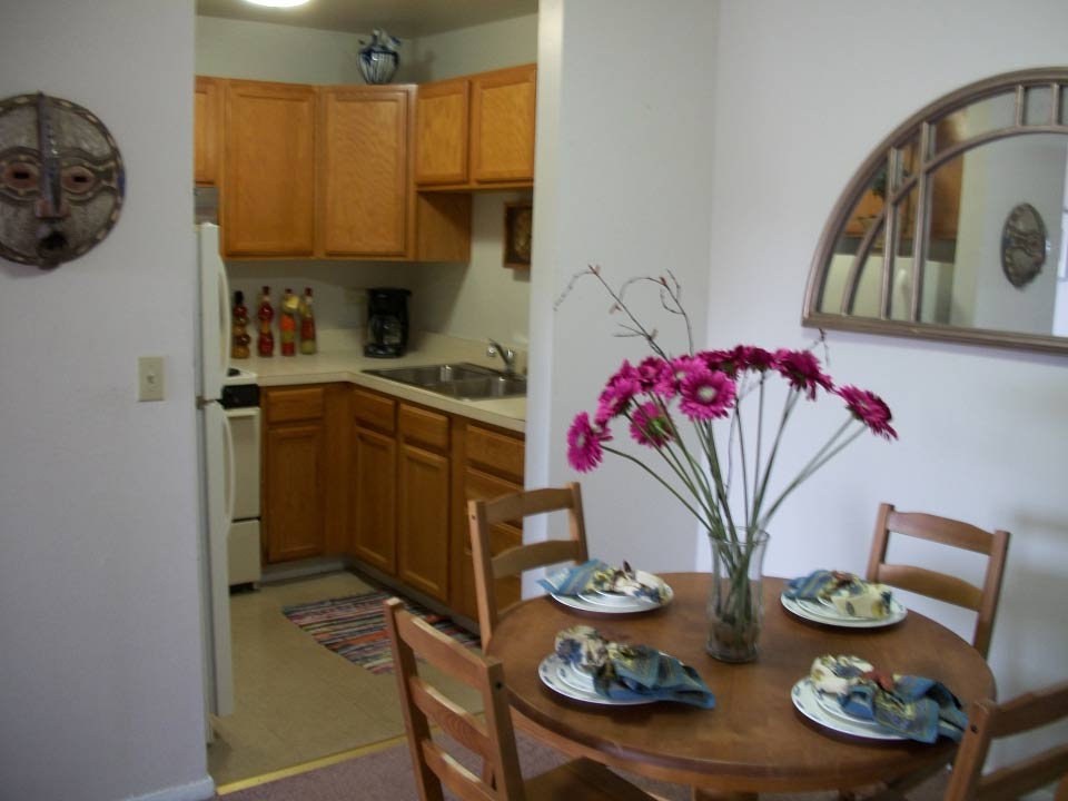Dinning Room - Affordable Rental Apartments in Elgin, IL