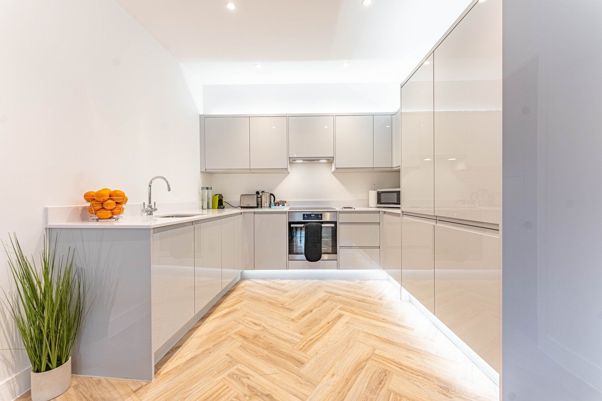 Wellington House Celador serviced apartment in Reading kitchen