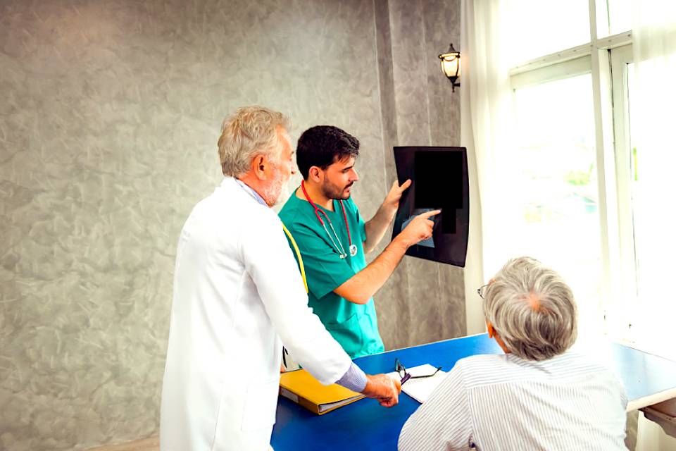 Medici che analizzano una cartella clinica