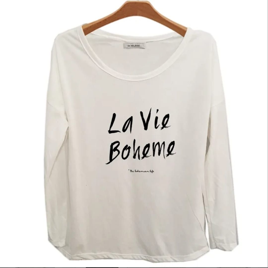 Una camisa negra que dice