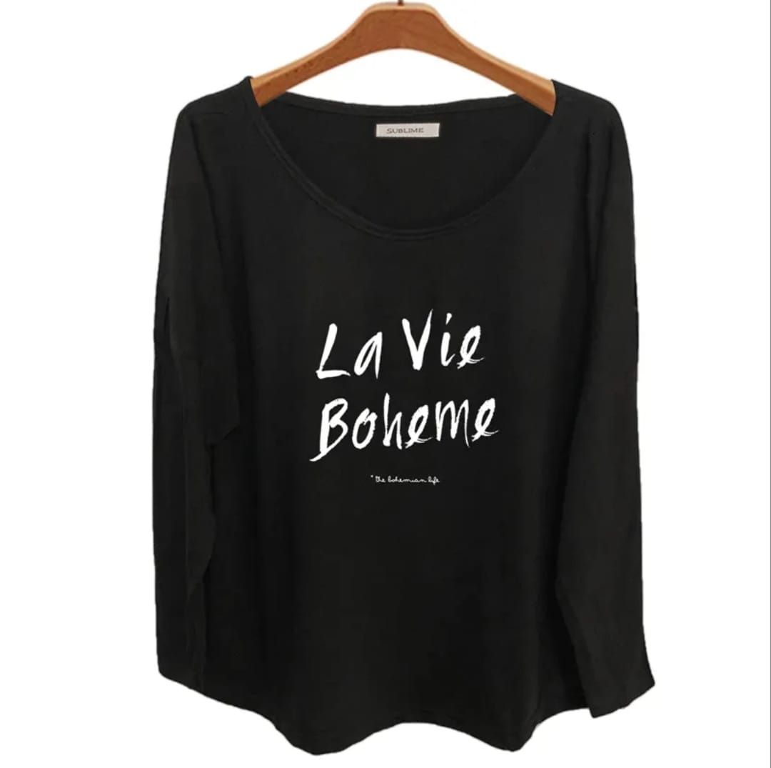 Una camisa negra que dice "La vie boheme"