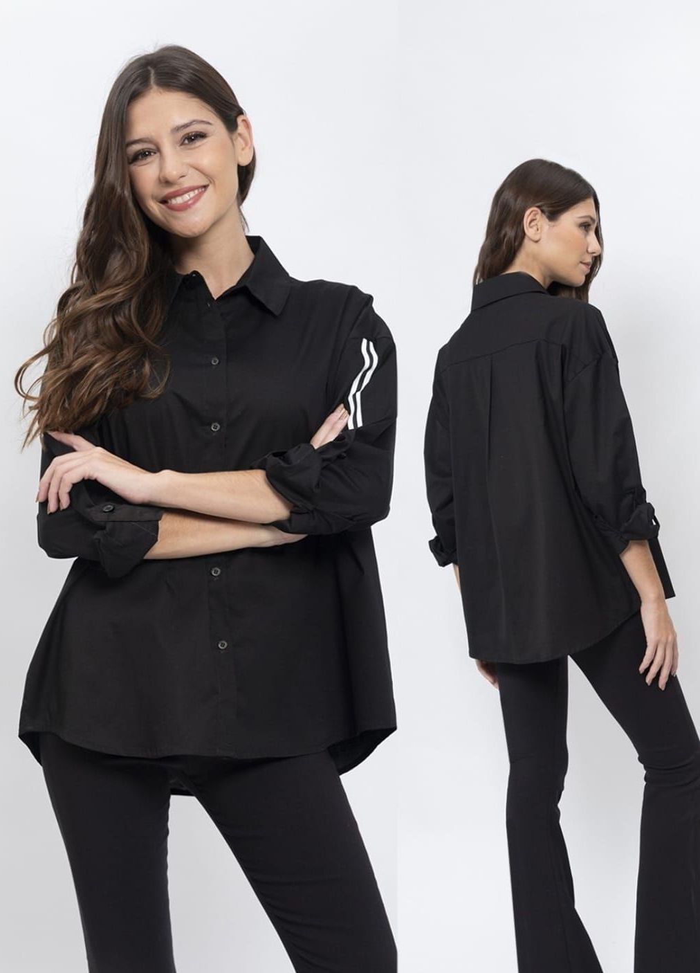 Una mujer que lleva una camisa azul claro y pantalones negros.