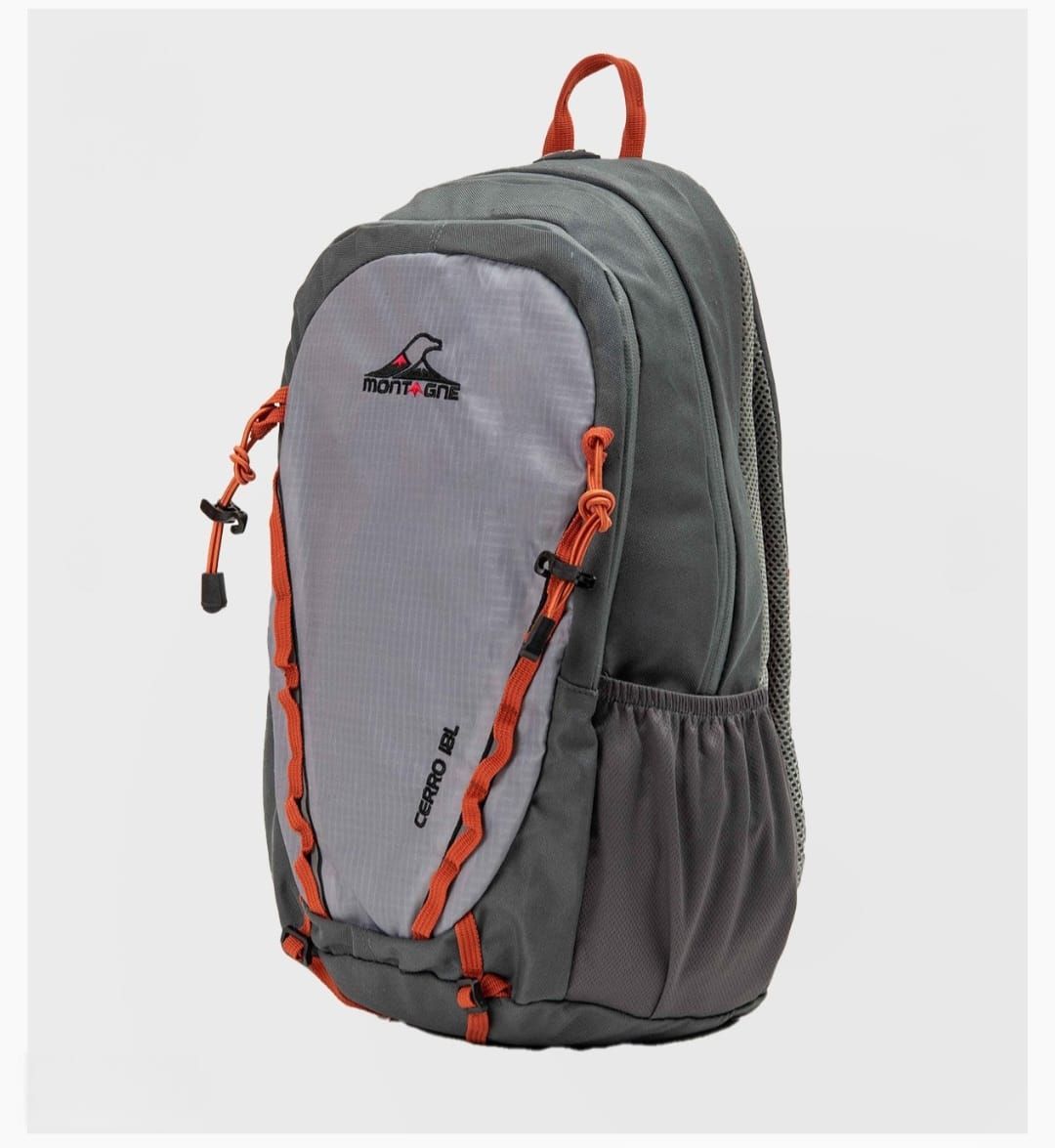 Mochila gris y gris claro con detalles naranjas; bolsillo lateral de malla; asa roja.