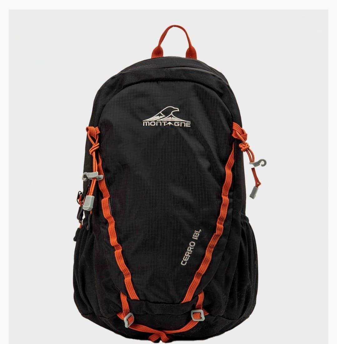 Mochila negra con correas naranjas y un logotipo.