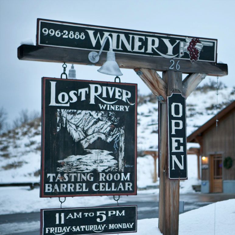 A sign that says lost river winery on it
