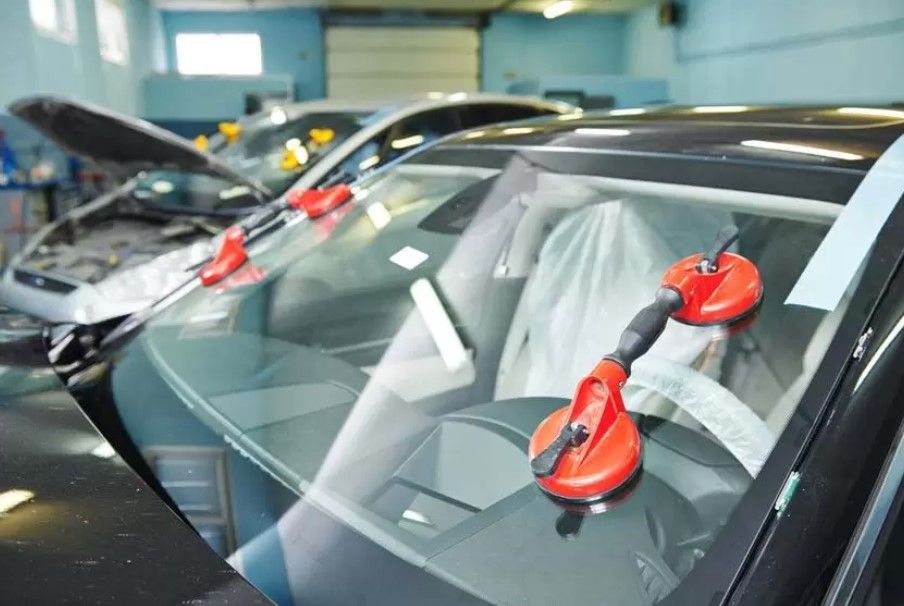 Windshield replacement service in Mesa, AZ.