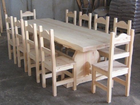 tavolo e sedie in legno grezzo