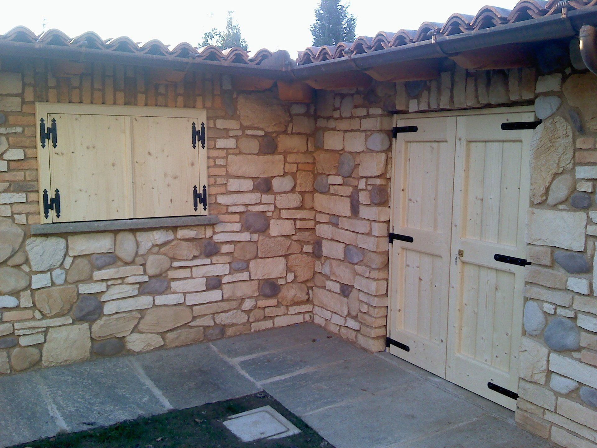 portoncino e finestra in legno