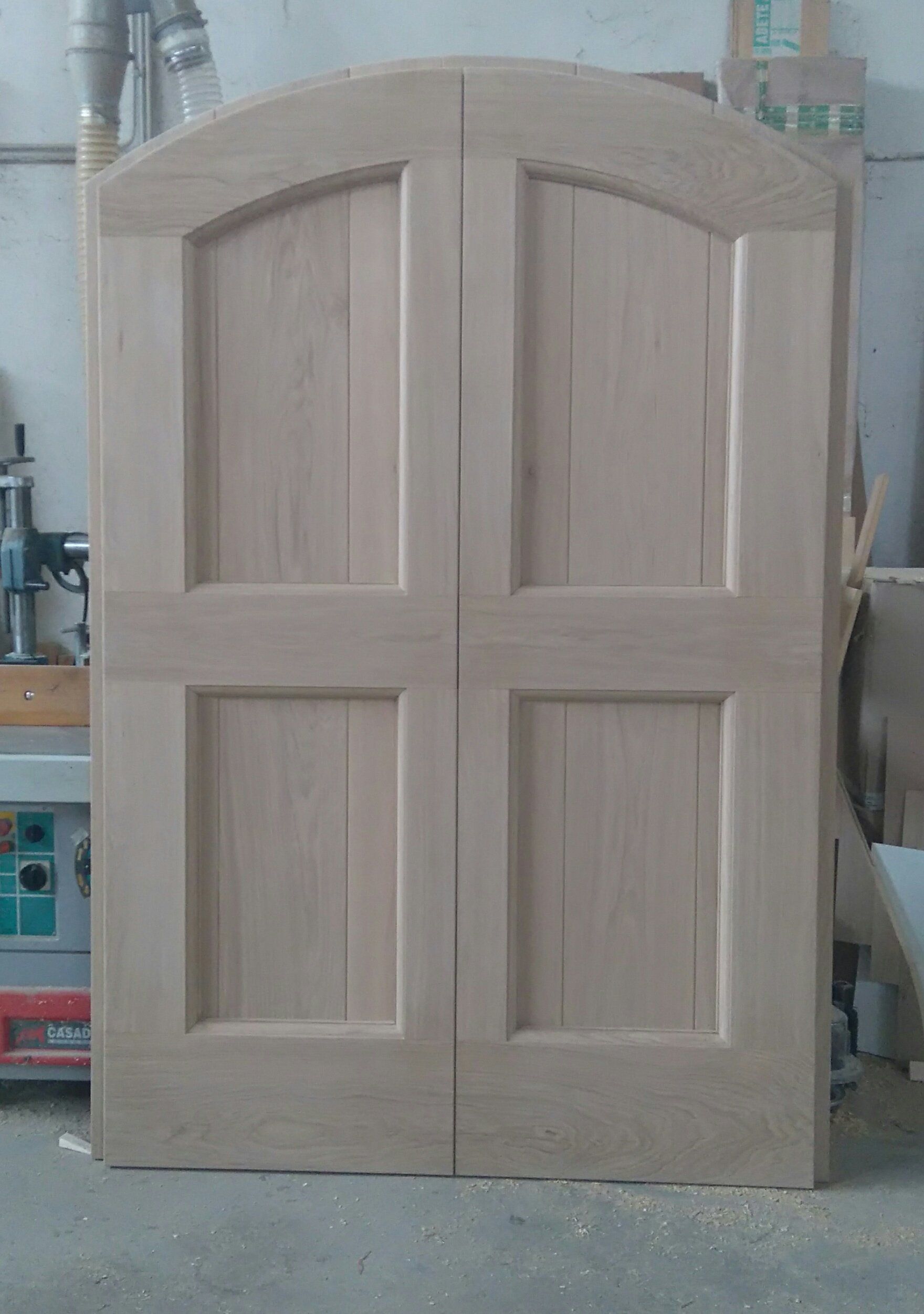 costruzione di finestra in legno grezzo