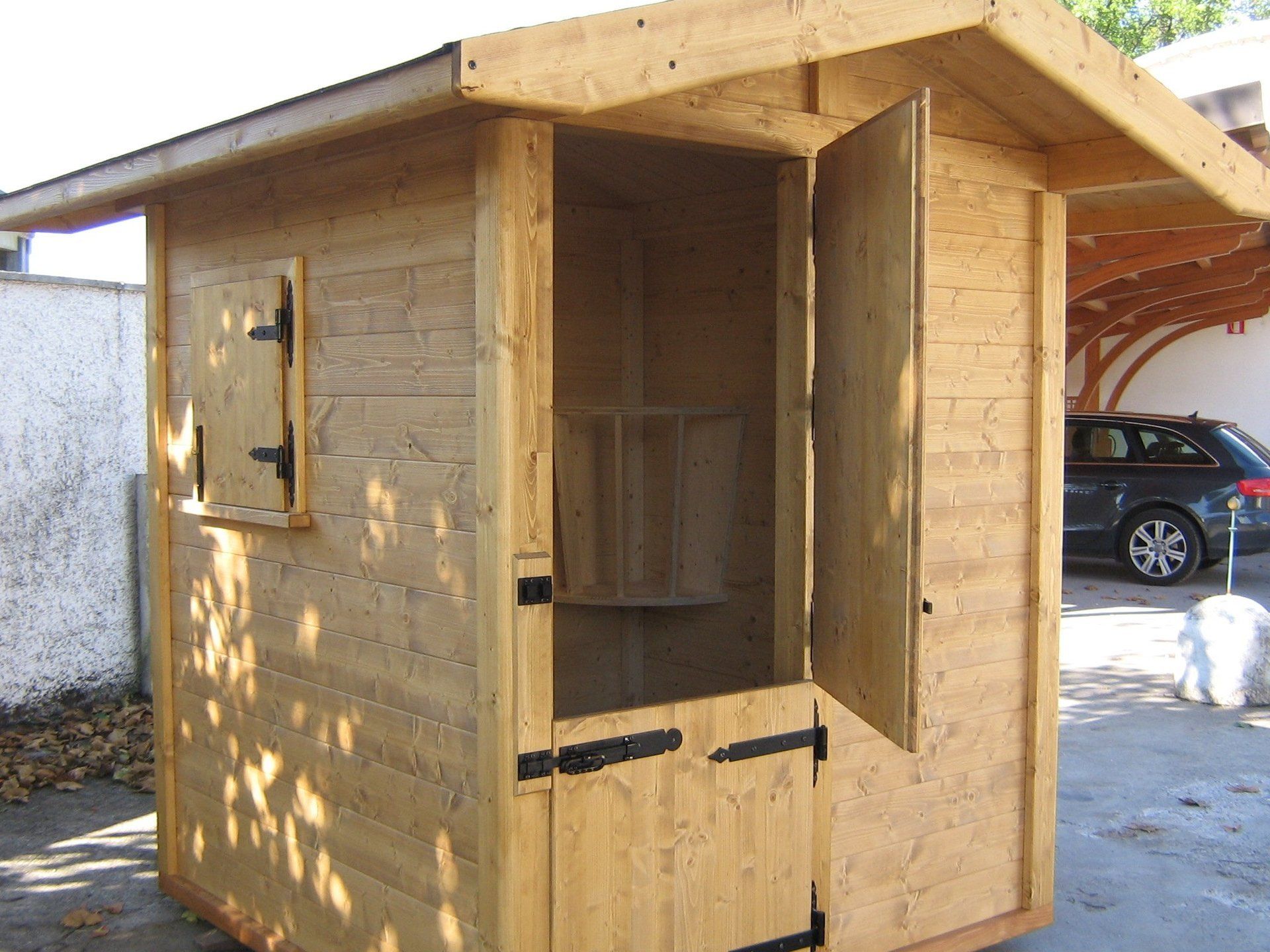 capanno per esterni in legno grezzo