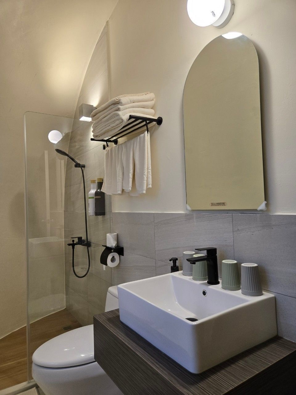 波波屋是豪華露營的首選，免搭帳露營時，還能享用高級的沐浴設備盥洗，是中南部露營區最棒的選擇。波希謐境