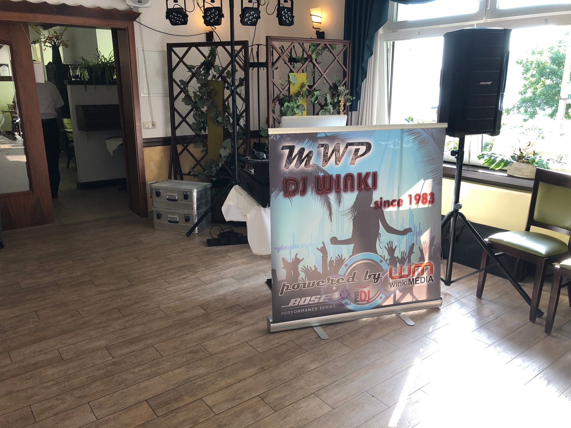 Ein Raum mit einem Schild mit der Aufschrift „DJ Wink“ darauf