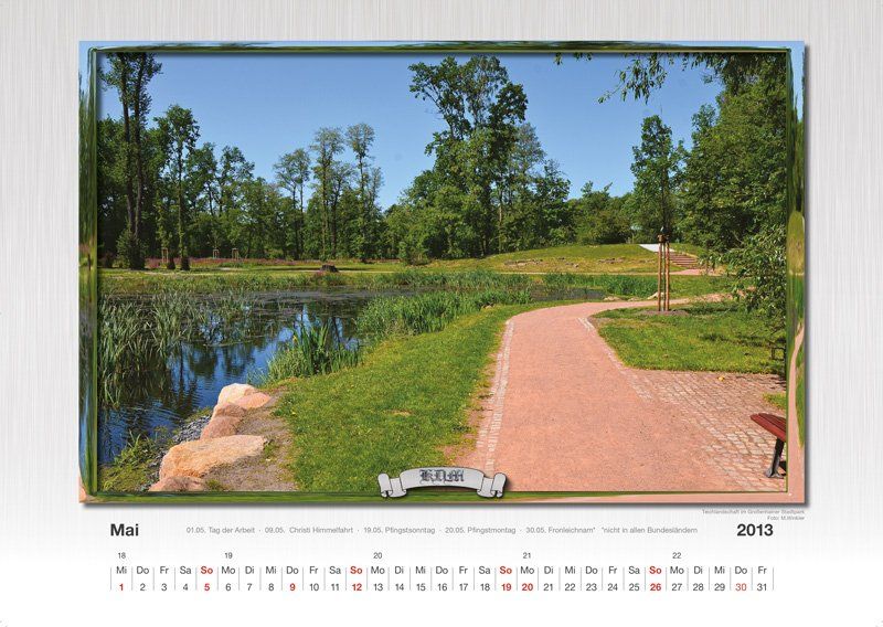 Ein Kalender mit einem Bild eines Weges, der zu einem See führt