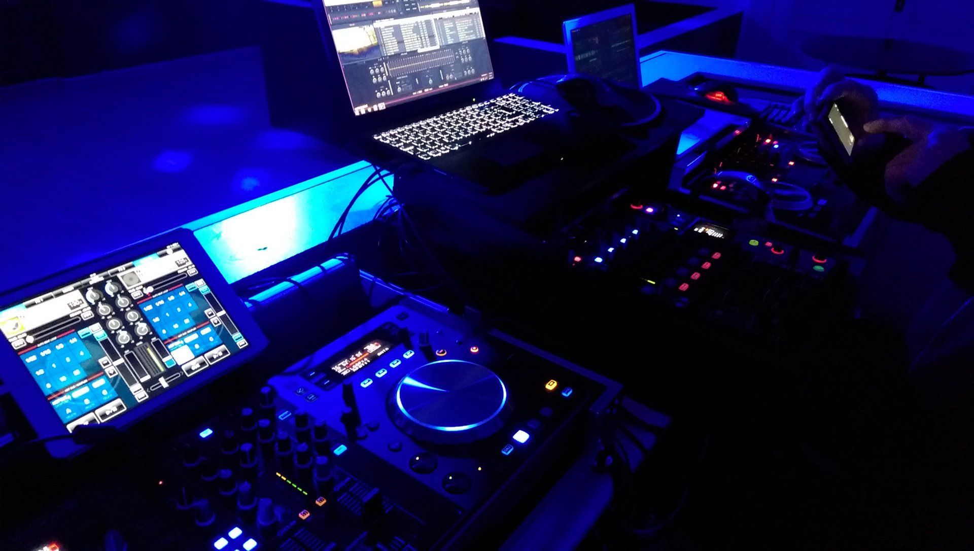 Ein DJ-Pult mit einem Laptop darauf