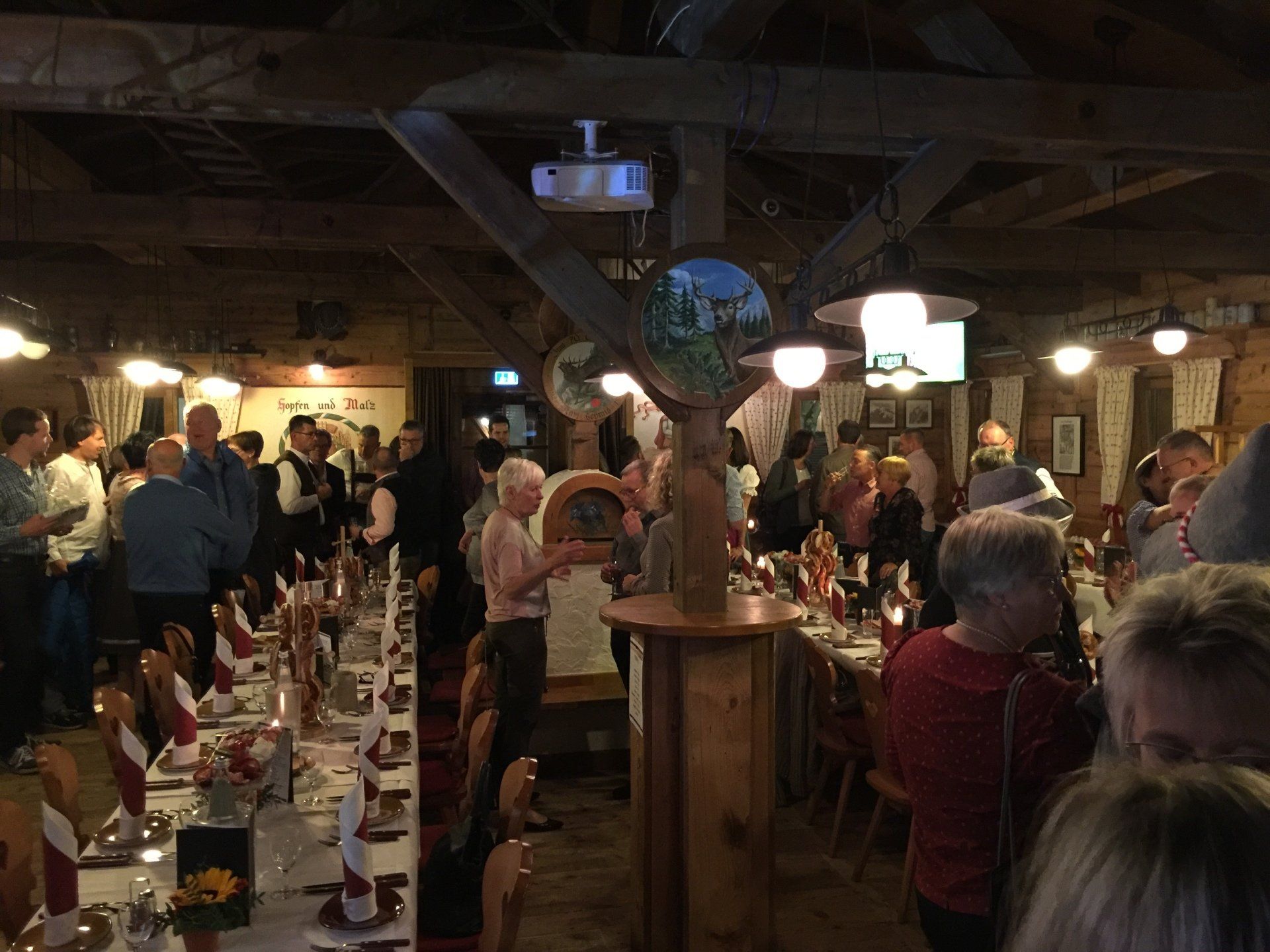 Eine Gruppe von Leuten sitzt an Tischen in einem Restaurant.