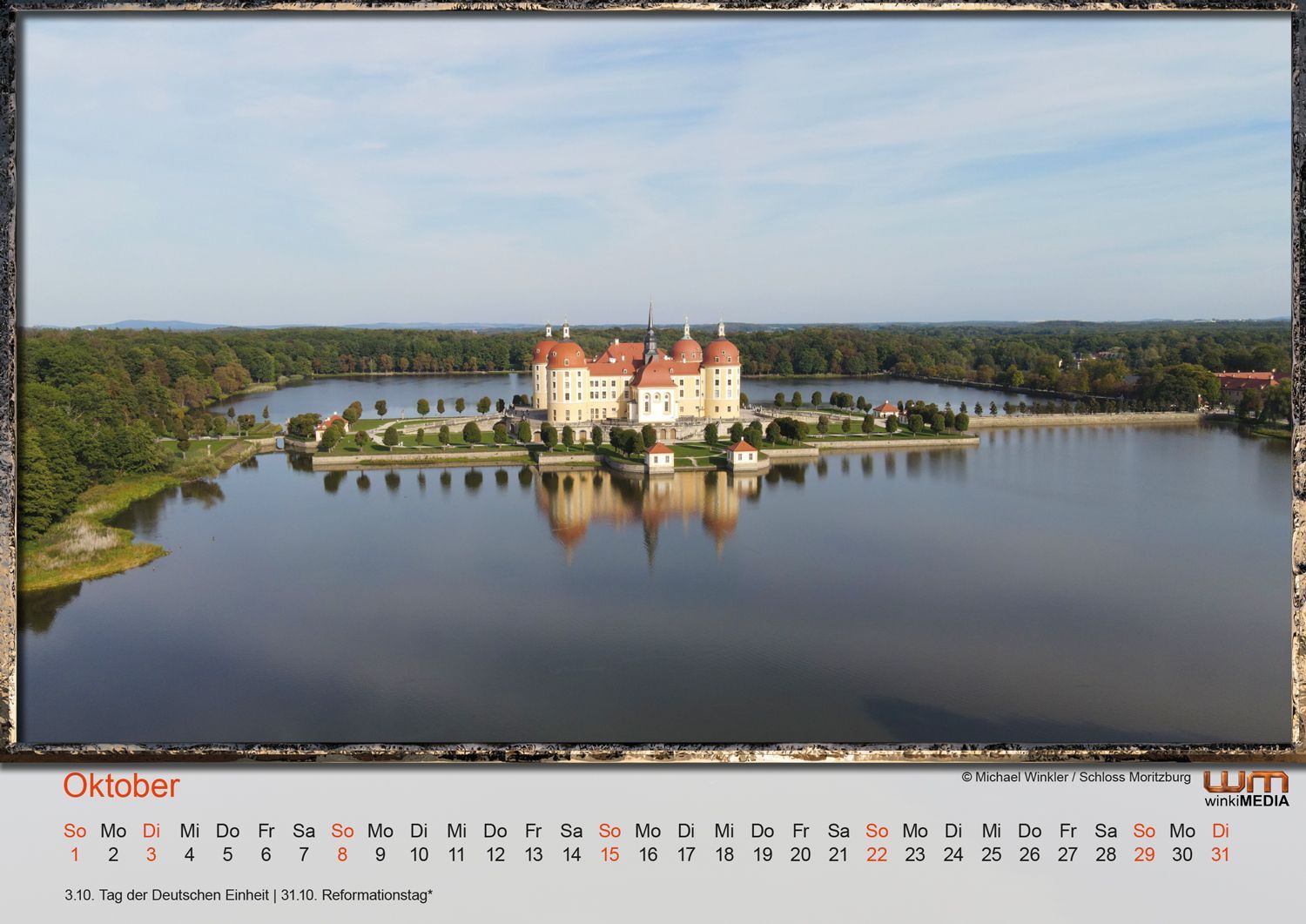 Ein Kalender mit dem Bild eines Schlosses inmitten eines Sees; Moritzburg