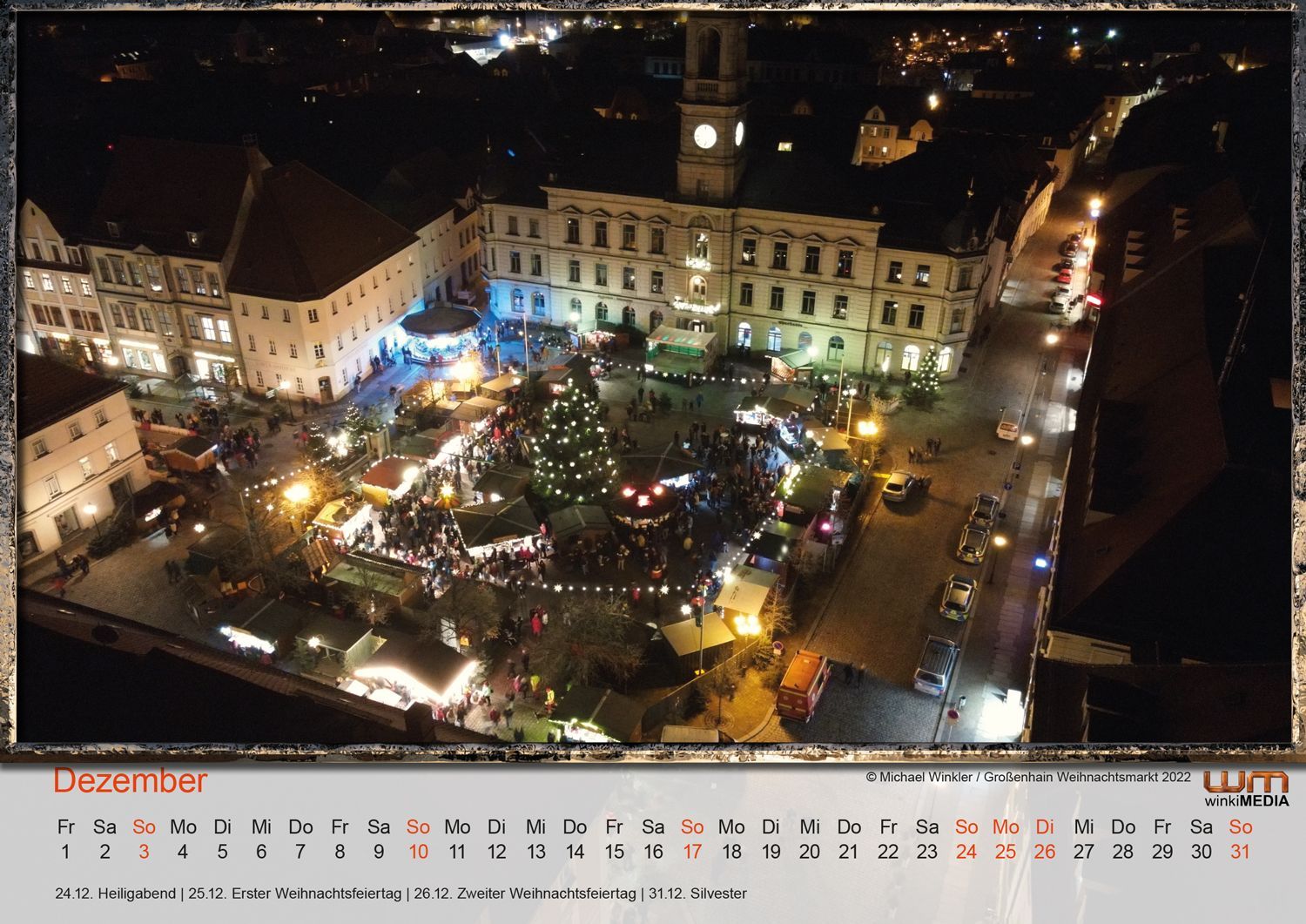Ein Kalender zeigt eine Luftaufnahme einer Stadt bei Nacht; Grossenhain Weihnachtsmarkt
