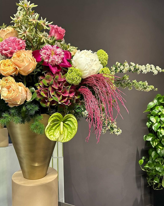 Elegante showroom di arredamento italiano con zona living curata, materiali naturali e atmosfera luminosa e accogliente.