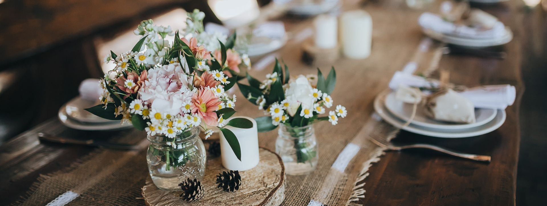 table décoration mariage avec raphia fleurs couverts assiette fete