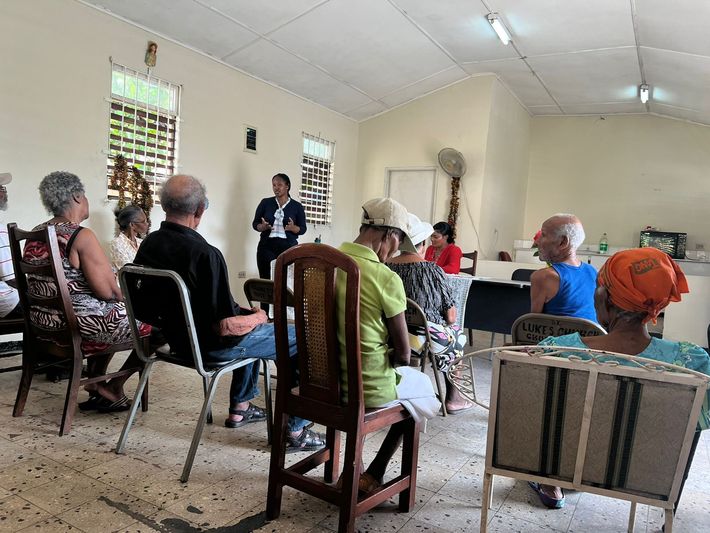 A group of people are sitting in chairs in a room.