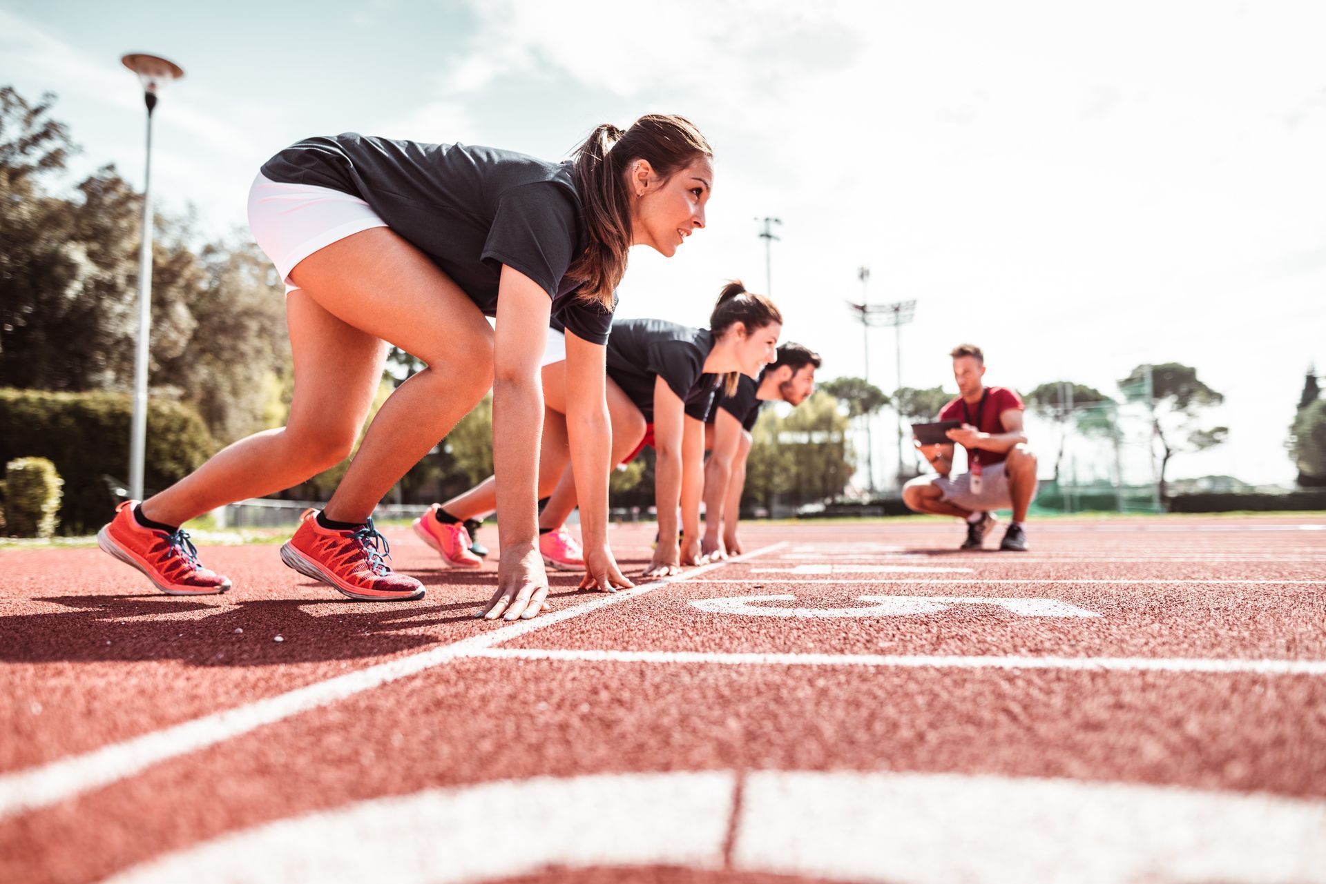 Un gruppo di donne si prepara per correre su una pista.