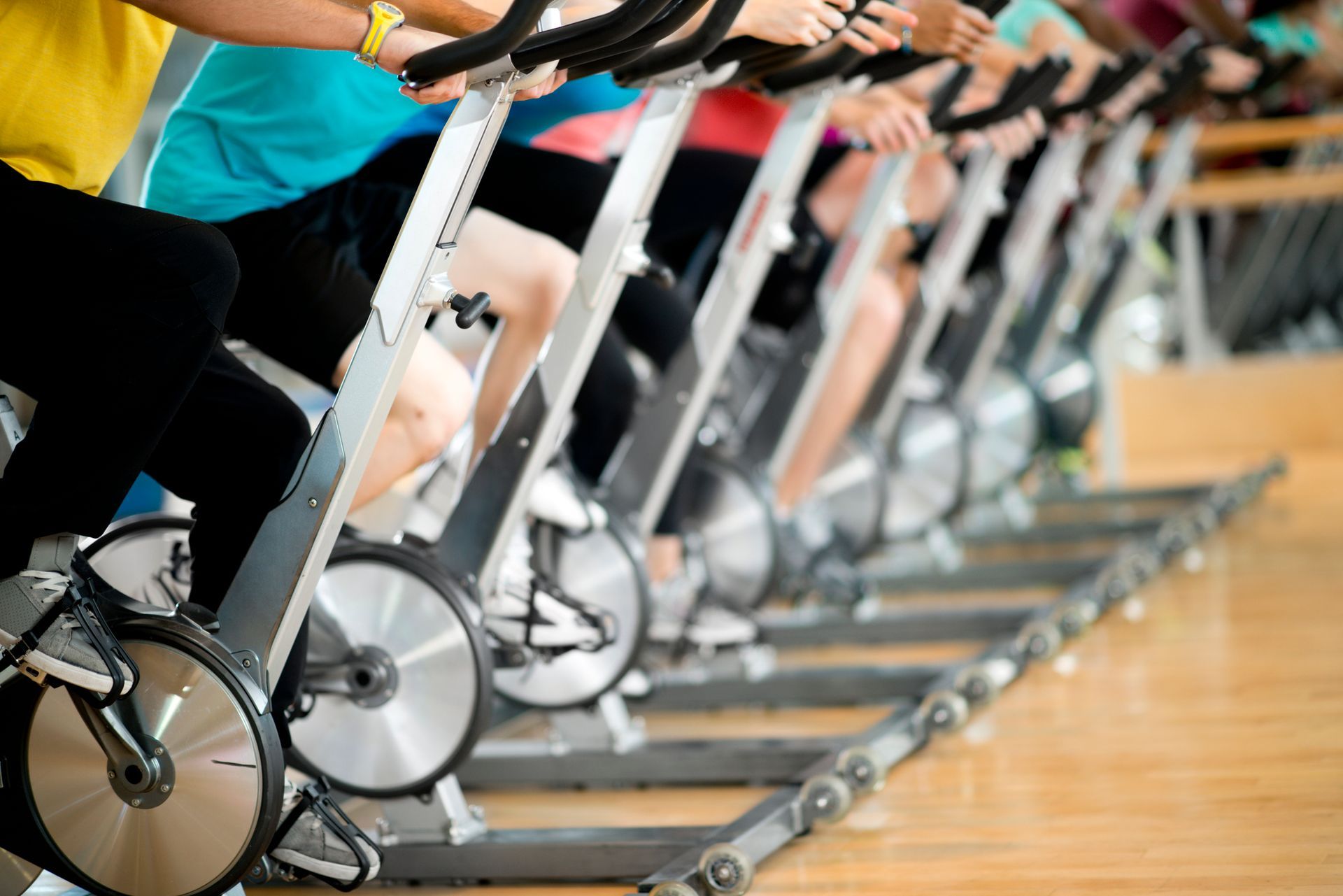 Un gruppo di persone sta andando in palestra con la cyclette.