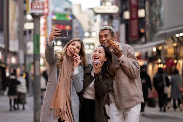 インバウンド誘客をテーマに、訪日外国人観光客と日本の観光地をイメージしたビジュアル