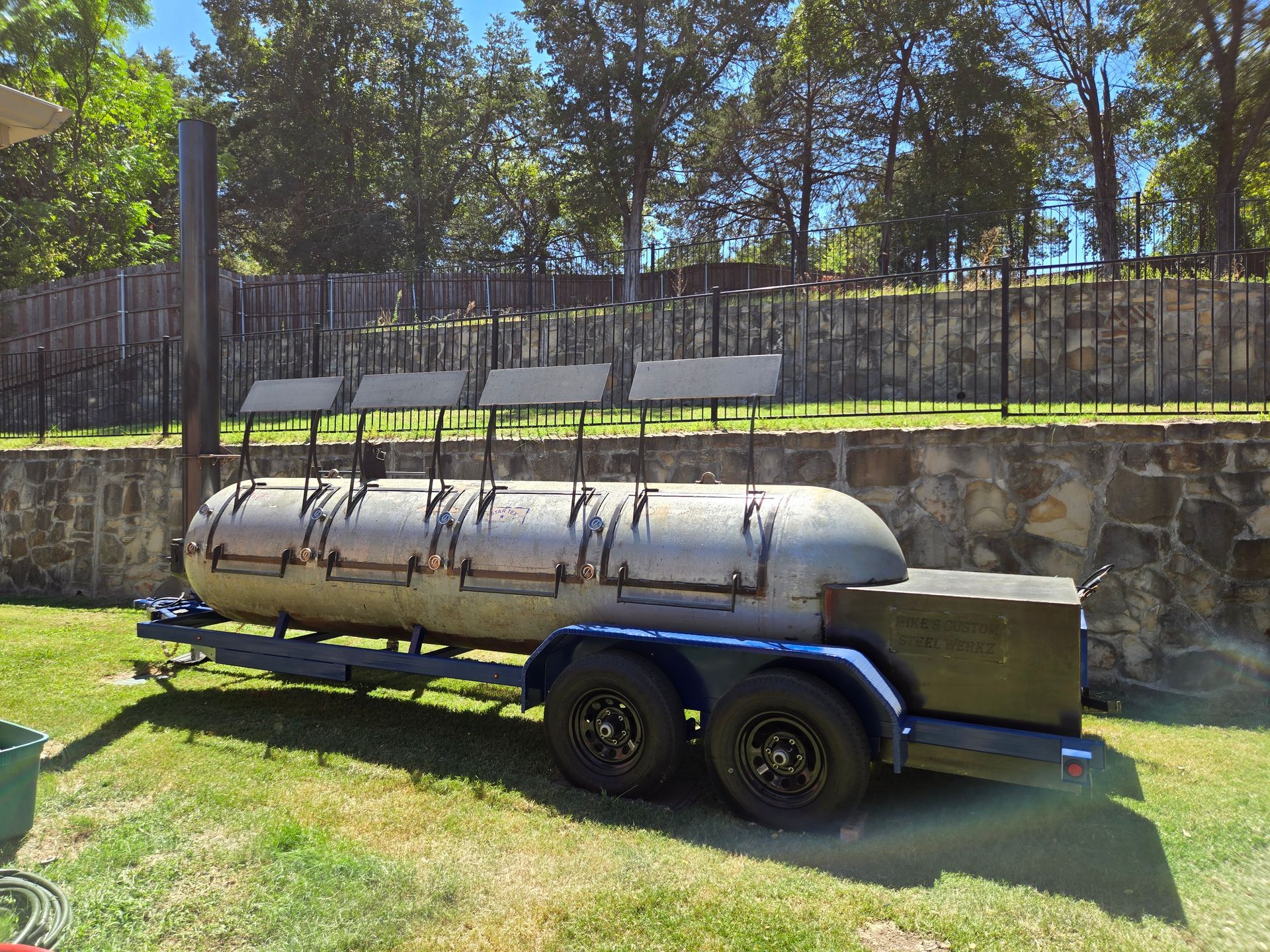 A large metal pipe is sitting on top of a trailer.