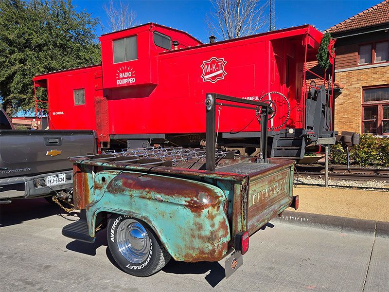 A large metal pipe is sitting on top of a trailer.