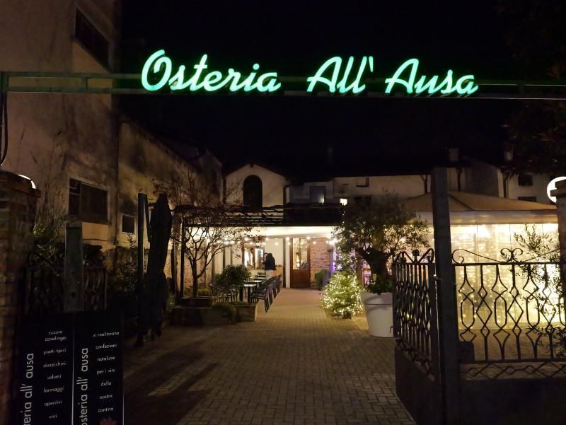un ristorante osteria all ' ausa è illuminato di notte