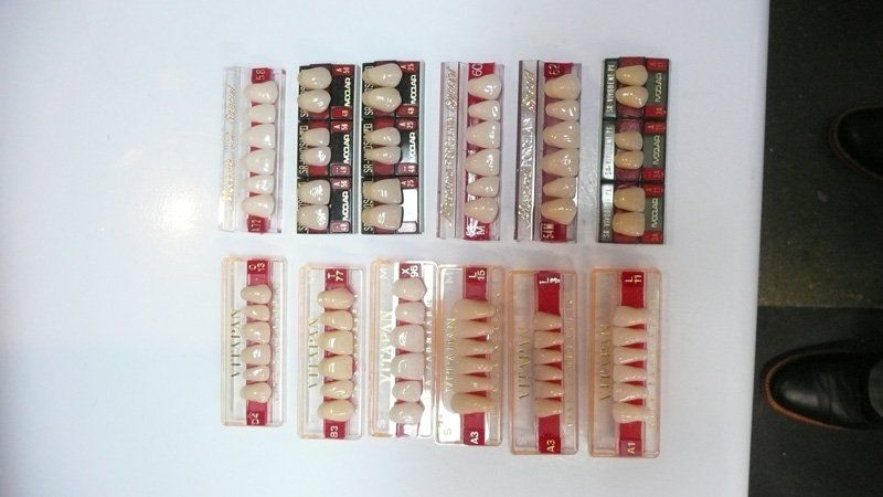 Different color artificial teeth