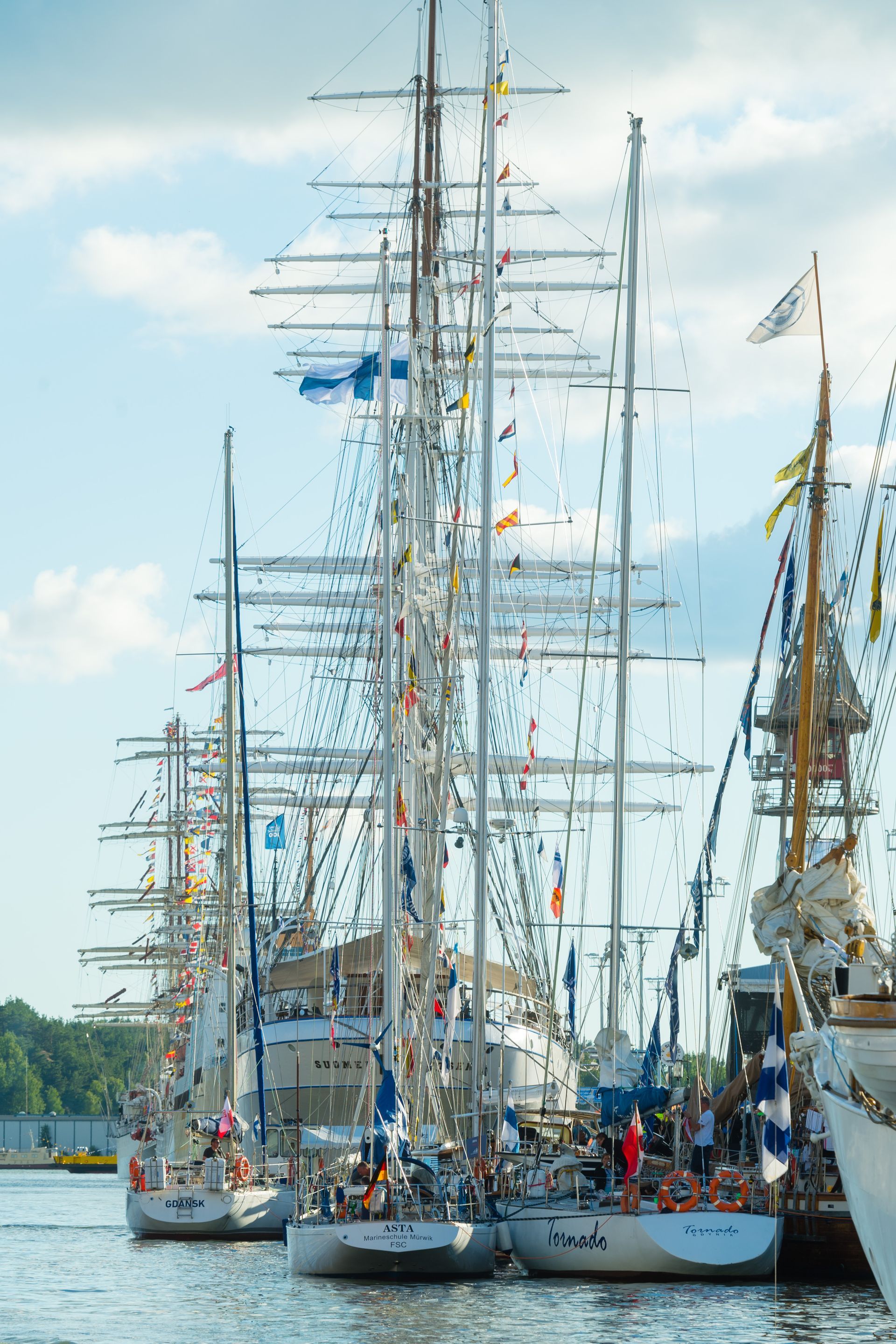 Purjeveneitä aurajokirannassa.