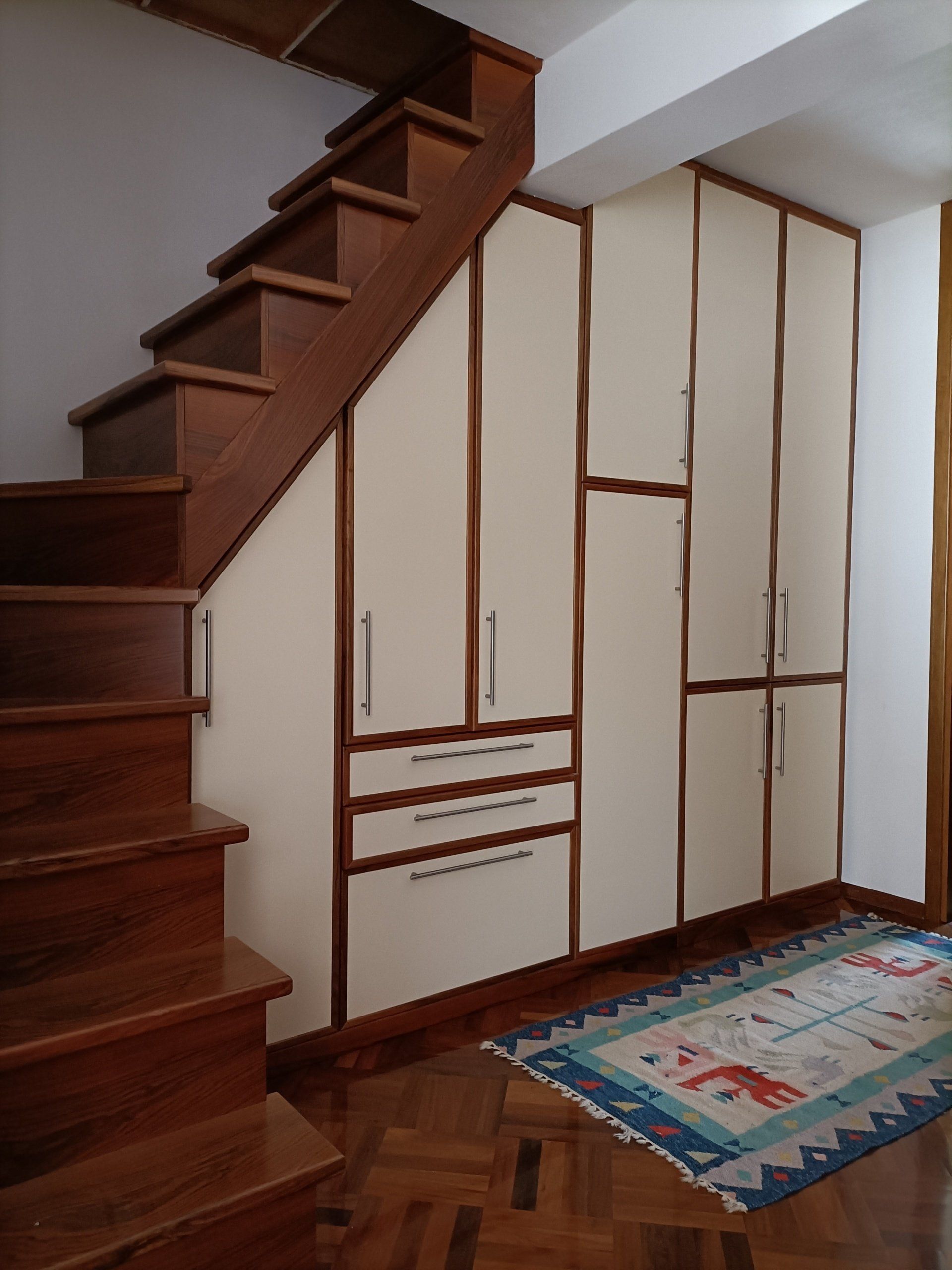 Libreria e porta in legno