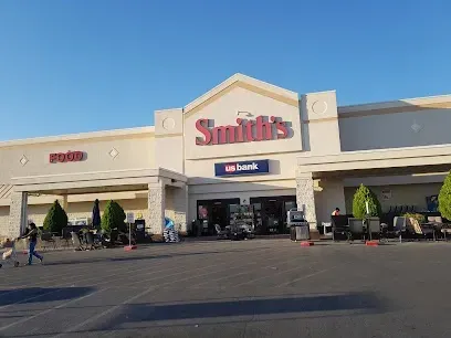 The front of a smith 's grocery store with a parking lot in front of it.
