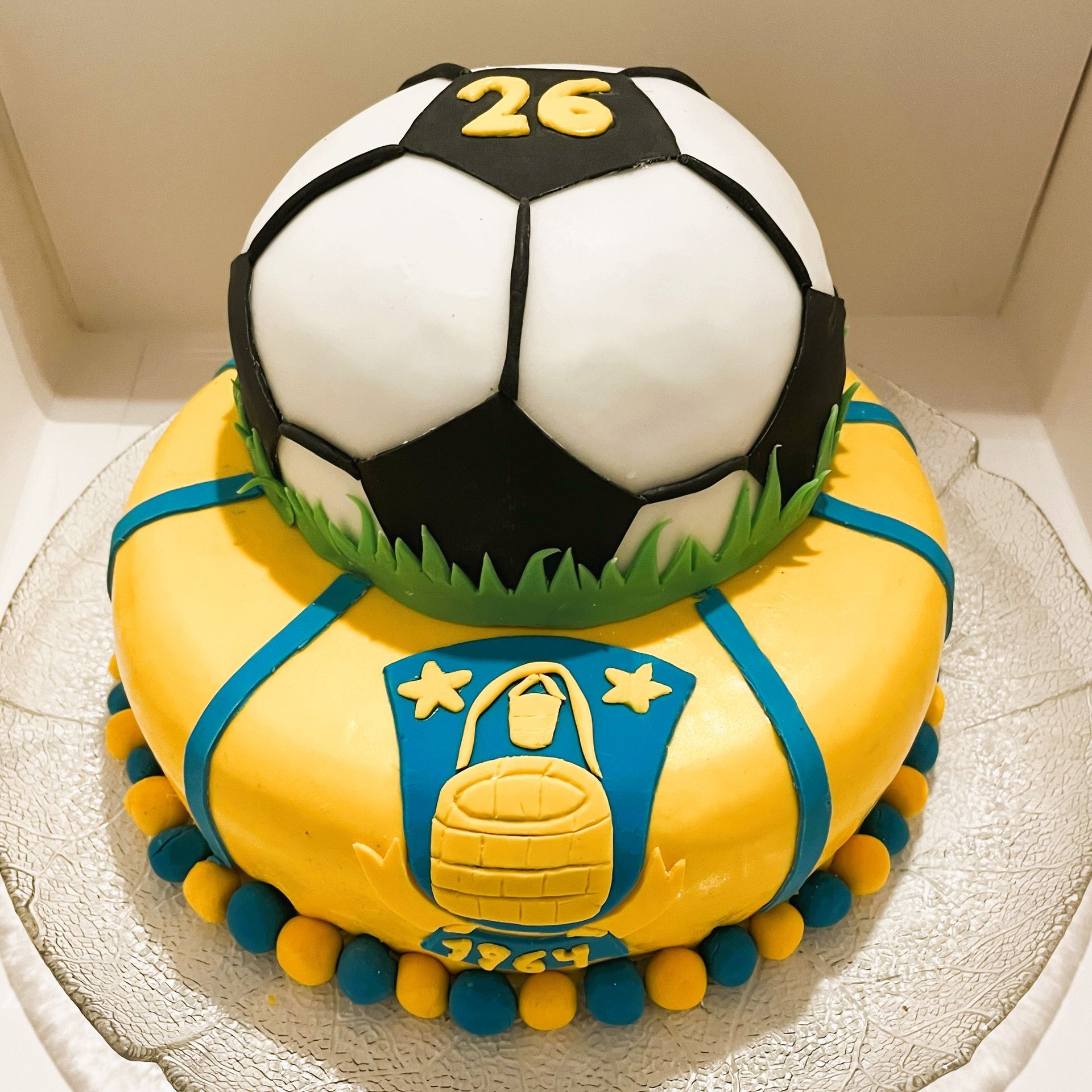 En Brøndby FC temakage med en fodbold og tallet 26 på.