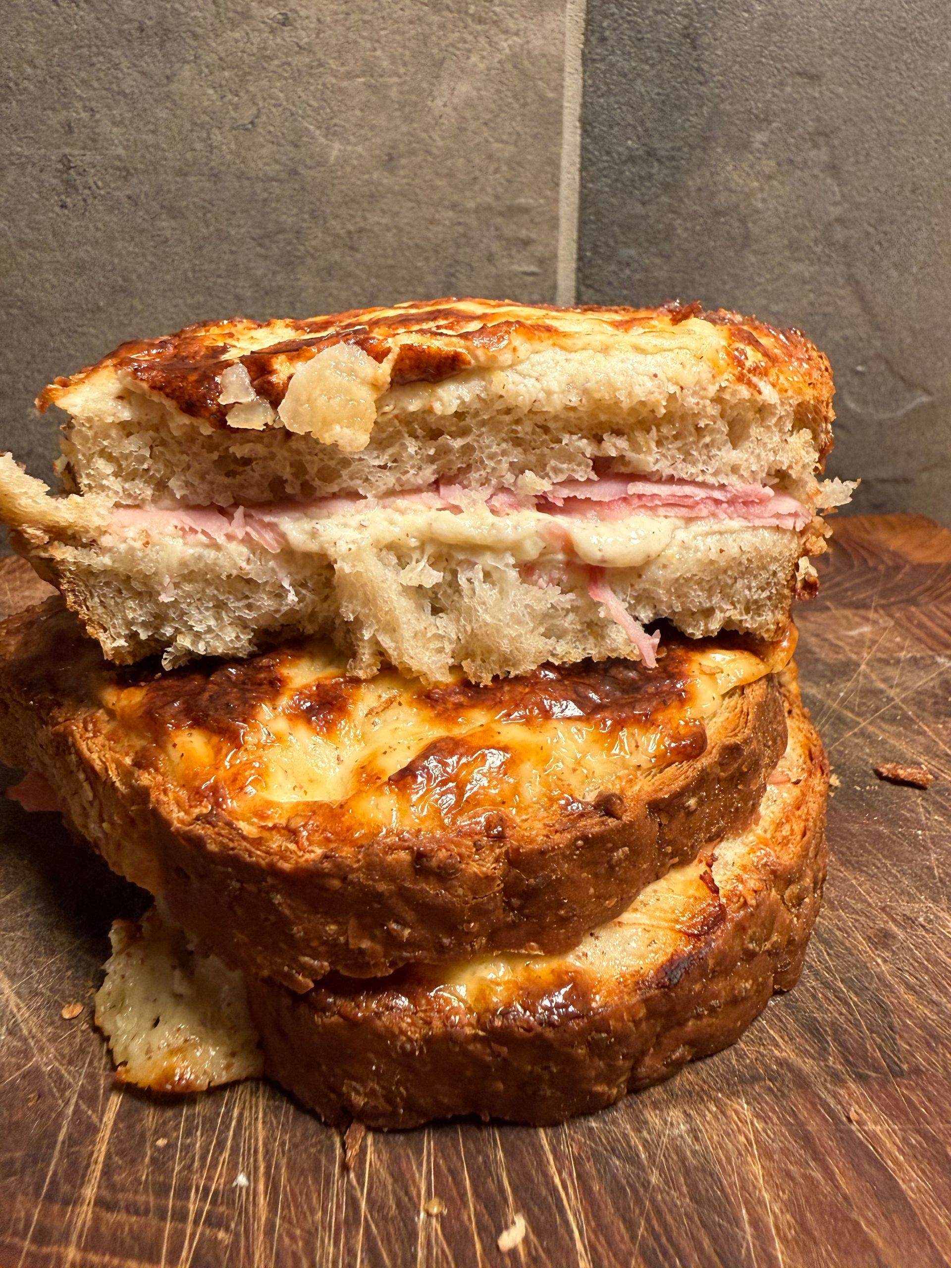 Fransk toast dryppes med sirup fra en blomstret porcelænskande på en tallerken.