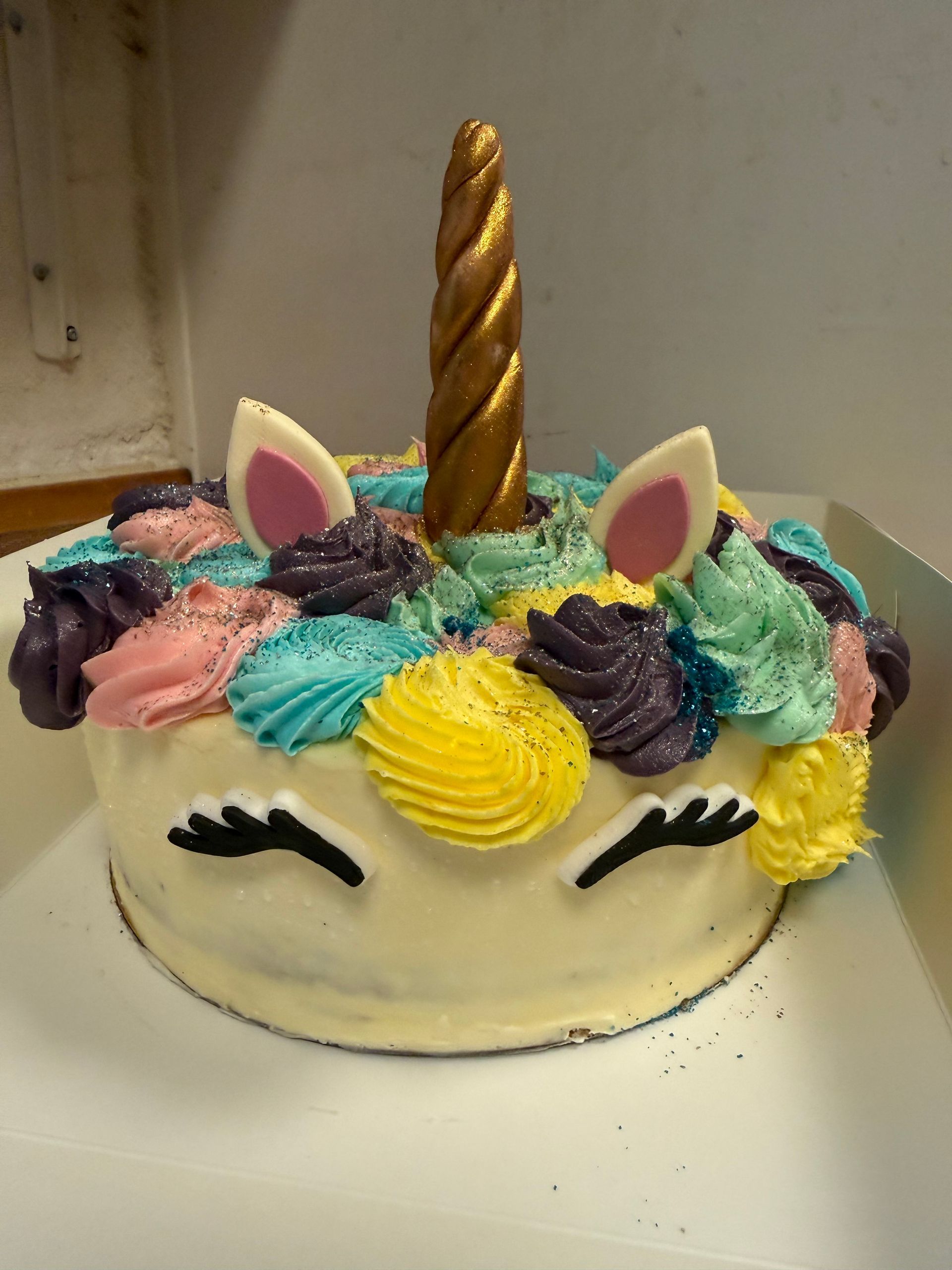 Citronmarengstærter med gyldenbrun marengstopping på en træplade.