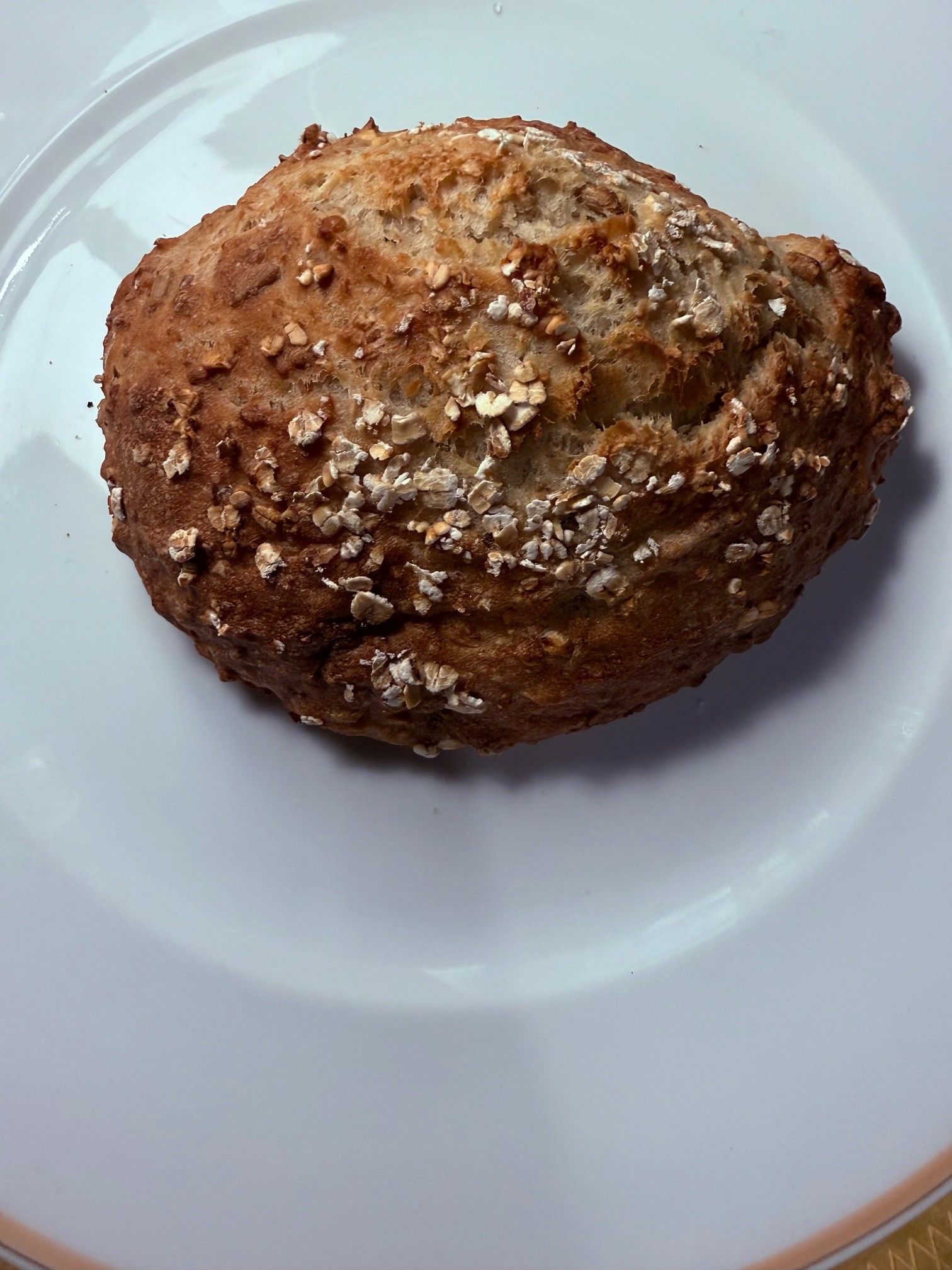 Koldthævede boller med honning, havregryn og kerner