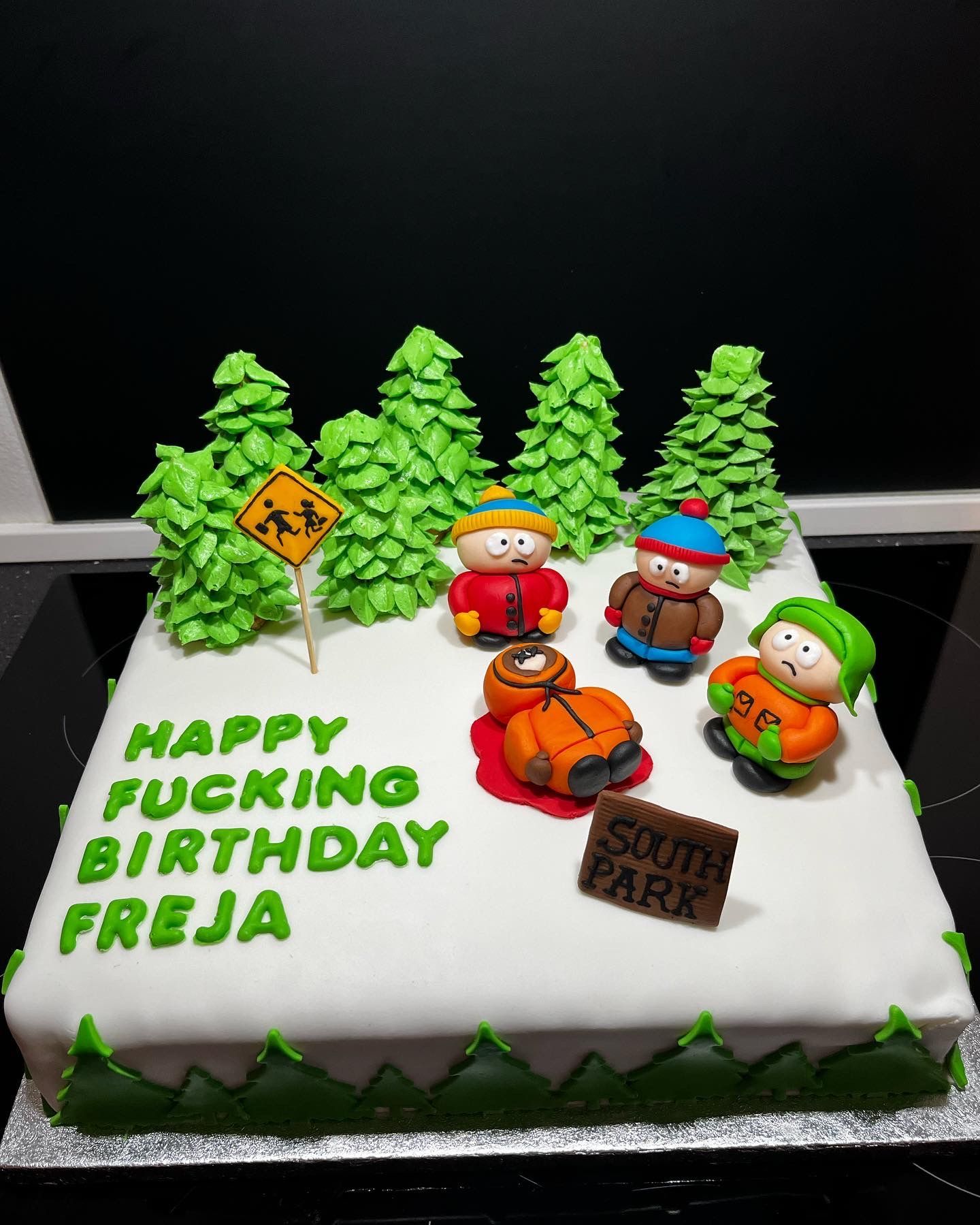 En fødselsdagskage med South Park-figurer på.