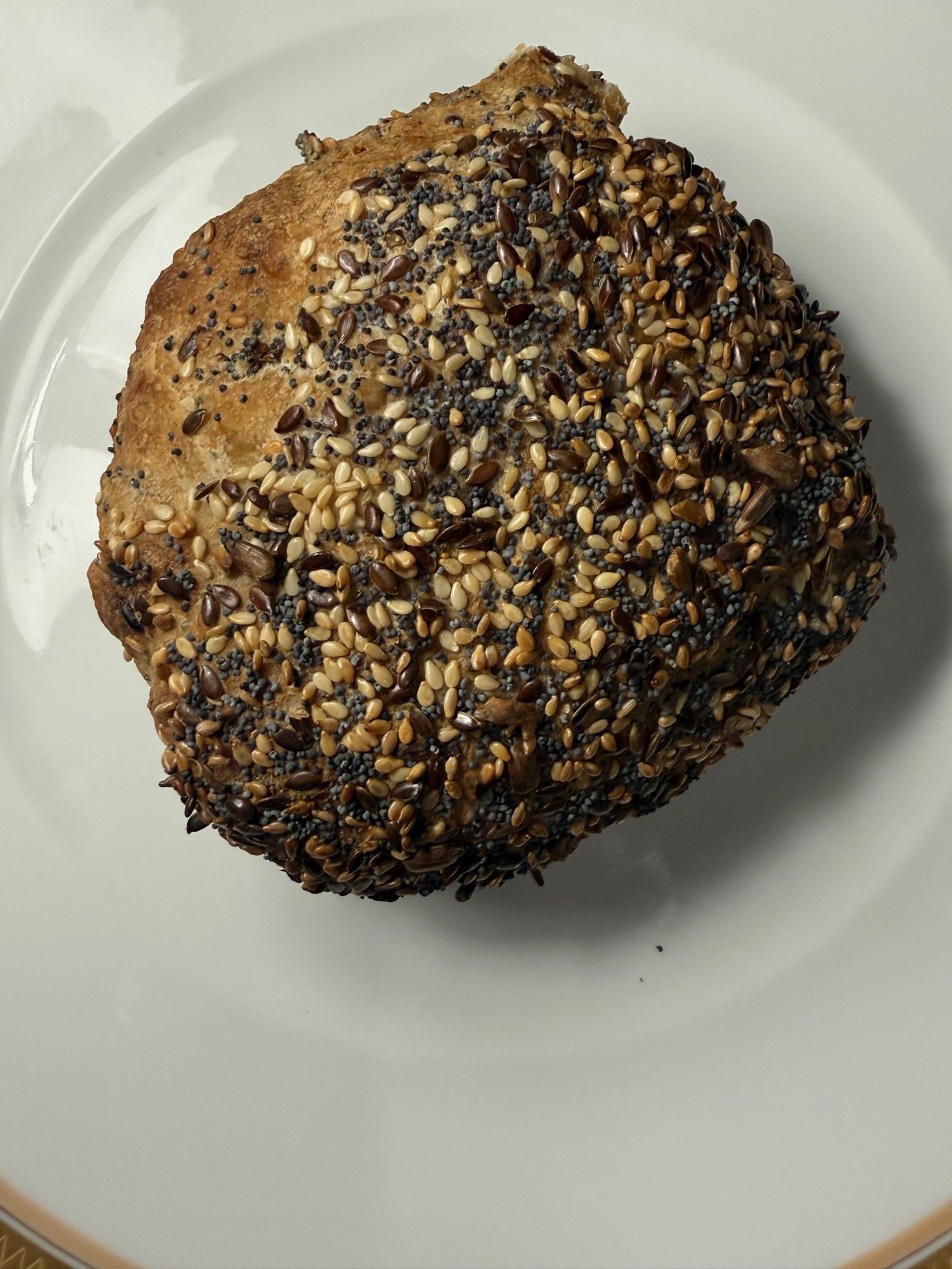 Surdejsbolle med kerner